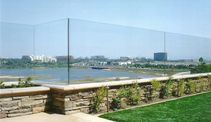 outdoor-glass-fencing